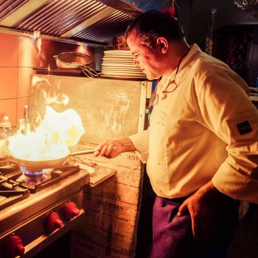 Paolo kookt in de keuken